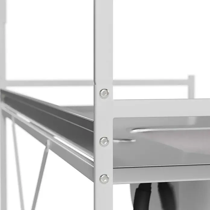 Komplettspüle Ben - 113 x 56 cm, Weiß - Detailaufnahme eines weißen Metallregals, das Stabilität und modernes Design vereint. Die Befestigungen sind sauber verarbeitet.