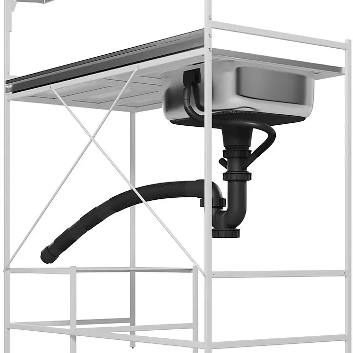 Komplettspüle Ben - 113 x 56 cm, Weiß - Detailansicht eines Spülbeckens mit Abflussrohren und einem stabilen, weißen Regalgestell für eine moderne Kücheneinrichtung.
