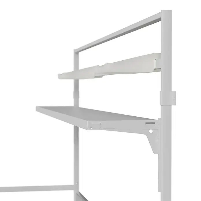 Komplettspüle Ben - 113 x 56 cm, Weiß - Nahaufnahme eines weißen Regalsystems mit Regalen und einer Beleuchtung, das sich ideal für Büros oder Arbeitsbereiche eignet.
