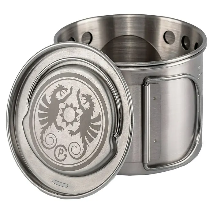 Petromax Kochbecher - Edelstahl - Nahaufnahme eines Edelstahl-Kochsets mit Deckel, verziert mit einem Drachenmotiv. Ideal für Outdoor-Abenteuer und Camping.