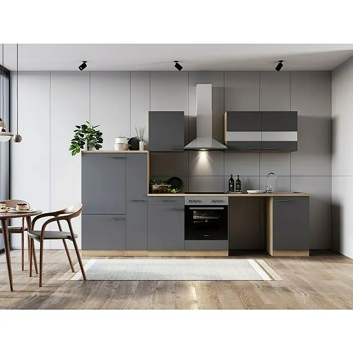 Respekta Küchenzeile Merle - Breite: 310 cm, Grau, Mit Elektrogeräten, Mit Waschmaschinennische - Moderne graue Küche mit Holzboden und Essbereich. Die Küche verfügt über graue Schränke, eine Dunstabzugshaube und einen integrierten Backofen.