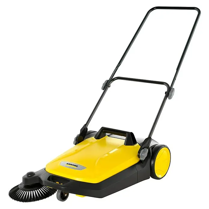 Kärcher Handkehrmaschine S 4 - Flächenleistung: 1.800 m²/h, 20 l - Kärcher Kehrmaschine mit gelbem Gehäuse und schwarzem Griff für die schnelle und effiziente Reinigung von Flächen im Außenbereich.