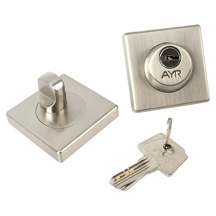 AYR Close Pestillo con bloqueo 103-66 CM - An x Al: 55 x 55 mm, Número de llaves: 2 ud. - Primer plano de una cerradura AYR, llave y giro. Ideal para seguridad y diseño moderno.