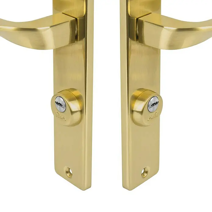 AYR Close Pestillo con bloqueo 103-E - Zinc fundido, Latón - Primer plano de dos manijas de puerta doradas con agujeros para llaves, mostrando un diseño elegante y seguro.