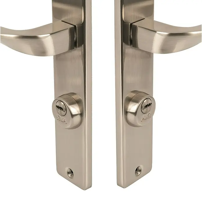 AYR Close Pestillo con bloqueo 103-E CC Níquel - Número de llaves: 2 ud. - Primer plano de dos manijas de puerta modernas en níquel cepillado, combinando elegancia y funcionalidad.