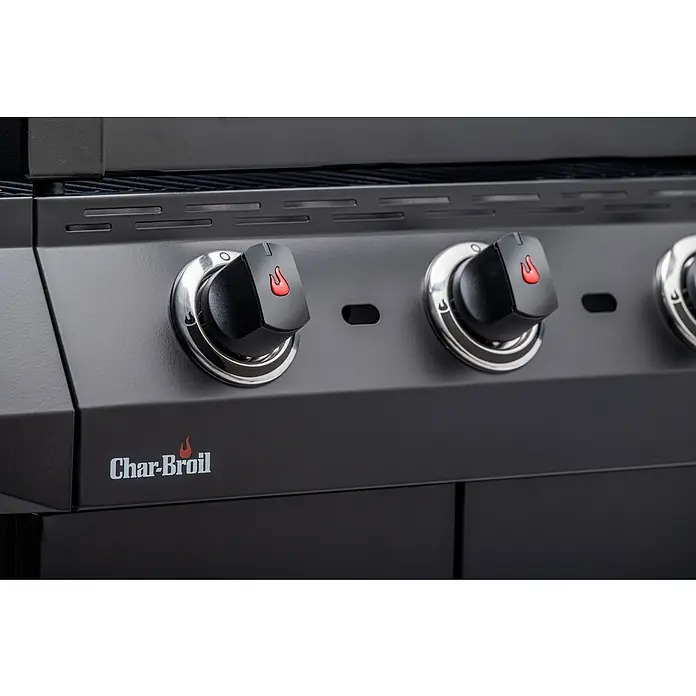 Char-Broil Gasgrill Performance Core B4 - Grillfläche (B x T): 63 x 43,5 cm, 8,68 kW, Anzahl Brenner: 4 - Nahaufnahme der Bedienelemente eines Char-Broil-Grills, die ein schlankes, modernes Design mit schwarzen Knöpfen und dem Char-Broil-Logo zeigen.