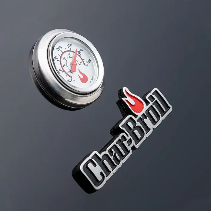Char-Broil Gasgrill Performance Core B4 - Grillfläche (B x T): 63 x 43,5 cm, 8,68 kW, Anzahl Brenner: 4 - Nahaufnahme eines Char-Broil-Grills mit Temperaturanzeige und Logo, das die Marke und Funktionalität hervorhebt.