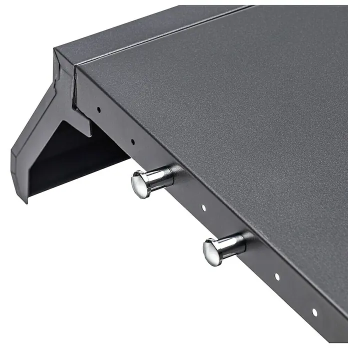 Char-Broil Gasgrill Performance Core B4 - Grillfläche (B x T): 63 x 43,5 cm, 8,68 kW, Anzahl Brenner: 4 - Detailaufnahme einer grauen Tischplatte mit Metallfüßen und silbernen Knöpfen, die einen modernen und industriellen Look vermitteln.