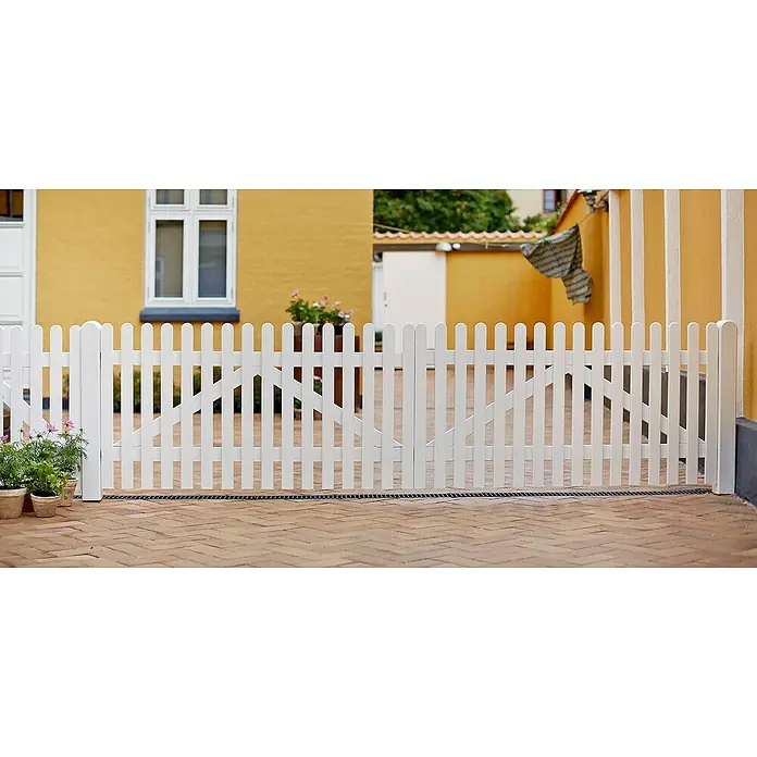 Plus Vorgartenzaun Retro - 150 x 80 cm - Weißer Holzzaun mit doppeltem Tor, der ein gelbes Haus mit Ziegelpflasterung umgibt, und bietet Sicherheit und einen Hauch von rustikalem Charme.