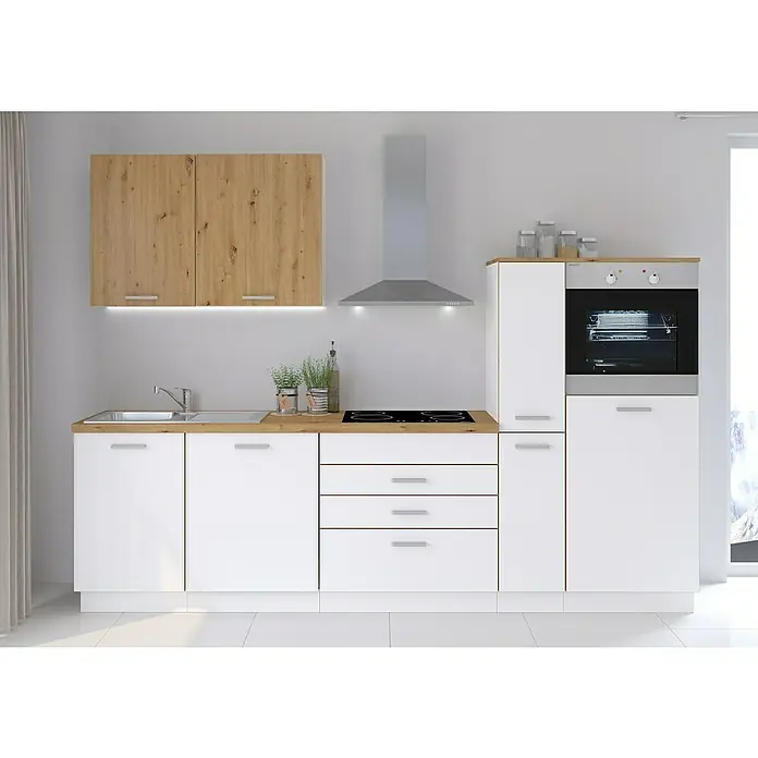 Stolarz-Lempert Küchenleerblock Blacky II - Breite: 280 cm, Weiß, Ohne Elektrogeräte - Eine moderne Küche mit weißen Schränken und Arbeitsplatten in Holzoptik, inklusive Dunstabzugshaube und eingebautem Backofen.