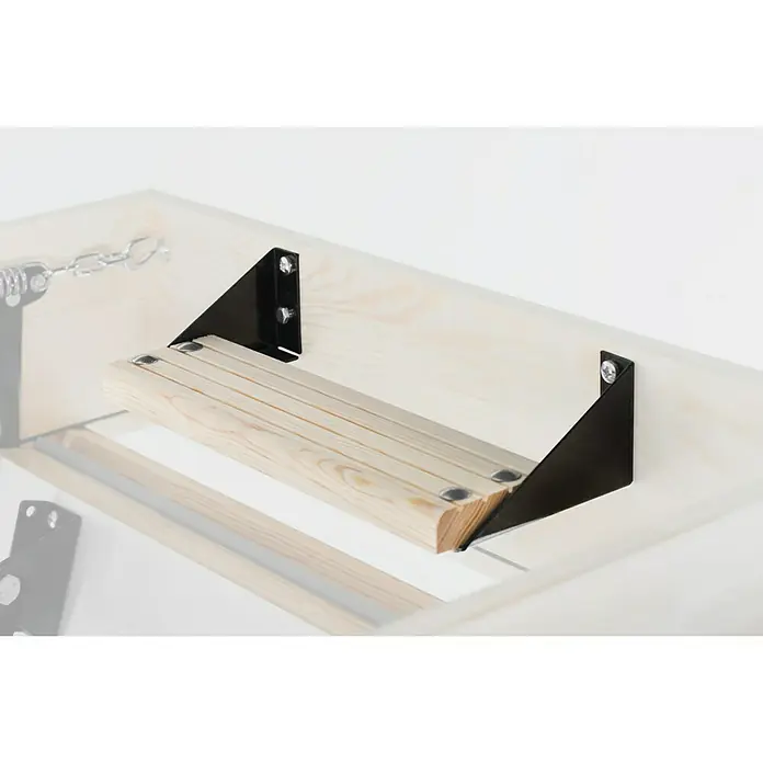 Bodentreppe Polar Plus - 120 x 60 cm, Wärmedämmung: 0,36 W/(m²K) - Nahaufnahme einer Pilates-Reformer-Fußplattform mit schwarzen Dreieckswinkelhalterungen zur Unterstützung der Holzstufen.