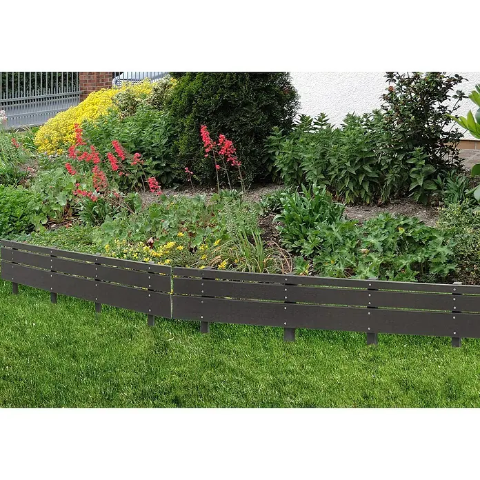 Floraworld Beeteinfassung Mali - 118 x 40 cm, Kunststoff, Anthrazit - Gartenansicht mit einem flexiblen Beetzaun aus Kunststoff in Holzoptik. Er ist wetterfest und einfach zu installieren.