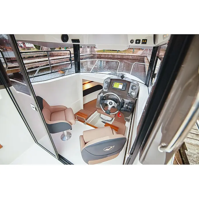 PEGAZUS GFK-Boot 560 Top Fisher 115 - Motorleistung 84.6 kW/115 PS, Geeignet für: Max. 6 Personen, CE-Klasse C - Innenansicht eines modernen Motorbootes mit bequemen Sitzen, Steuerrad und Navigationssystem für entspannte Bootsfahrten auf dem Wasser.