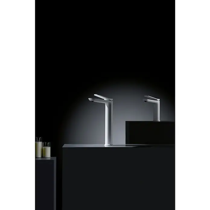Imex Dinamarca Grifo de lavabo - Blanco - Elegante grifo de lavabo blanco sobre fondo oscuro, diseño moderno para baños con estilo.