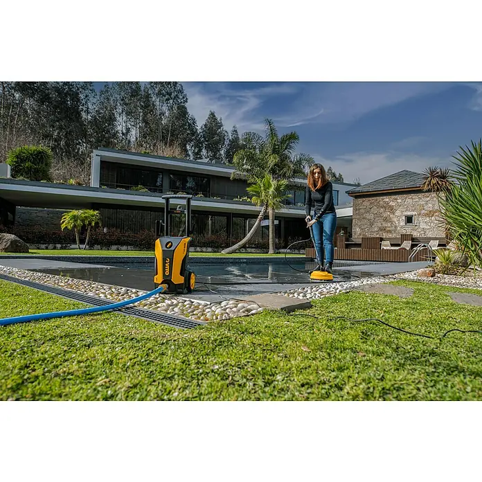 Vito Hidrolimpiadora de alta presión WR1 - 115 bar, 1.300 W, Capacidad de bombeo: 6,5 l/min - Mujer limpiando patio de piscina con hidrolimpiadora amarilla VITO conectada con manguera azul.