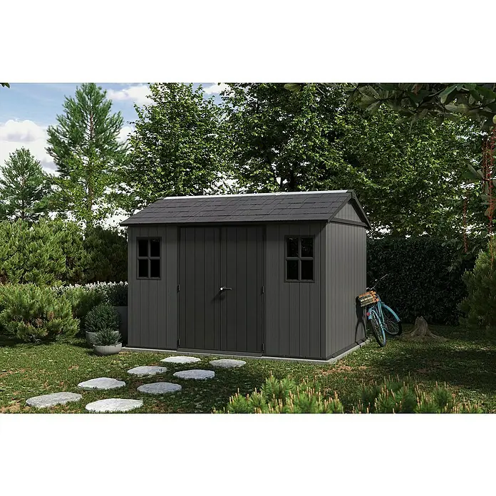 Keter Gerätehaus Newton Plus 7511 - Außenmaß inkl. Dachüberstand (B x T): 230 x 350 cm, Kunststoff, Schiefergrau - Bild eines dunkelgrauen Gerätehauses mit Doppeltür, Fenstern und einem Satteldach, umgeben von Grün.