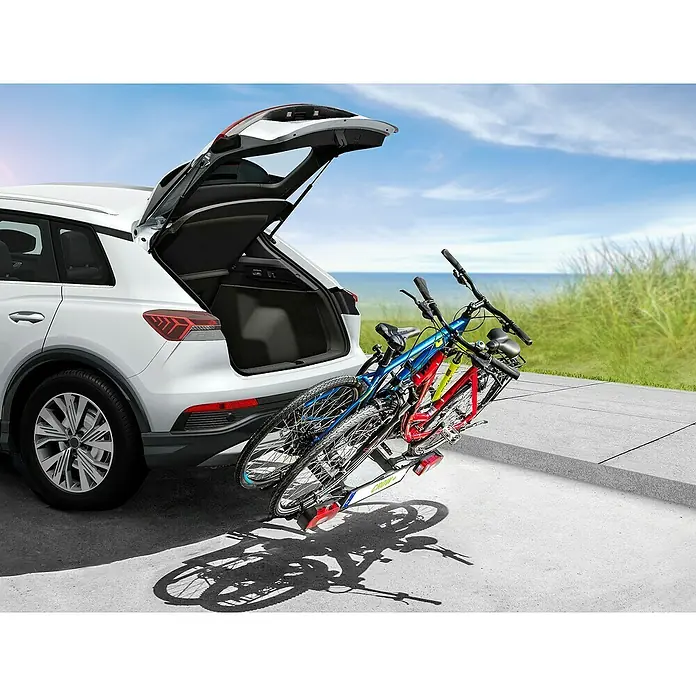 Eufab Fahrradträger Crow + - Geeignet für: 2 Fahrräder, Traglast: 50 kg - Heckansicht eines weißen Autos mit geöffneter Heckklappe und einem Fahrradträger mit zwei Fahrrädern.