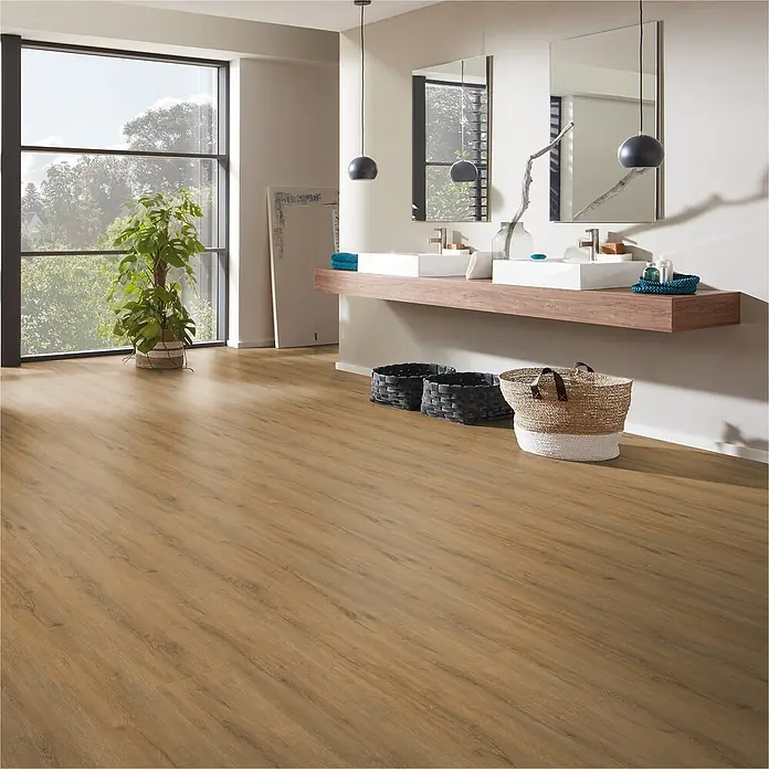 Vinylboden Strong SPC Structure - Tennessee, Landhausdiele, 1.220 x 228 x 3,8 mm - Helles Badezimmer mit Holzboden, Waschtisch mit zwei Waschbecken, Spiegeln und Dekorationen. Körbe bieten Stauraum für Badutensilien.