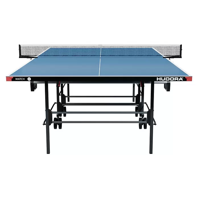 Hudora Tischtennisplatte Match - Blau - Blauer Tischtennistisch mit schwarzem Gestell und Netz, roten Akzenten und faltbarer Rollkonstruktion.