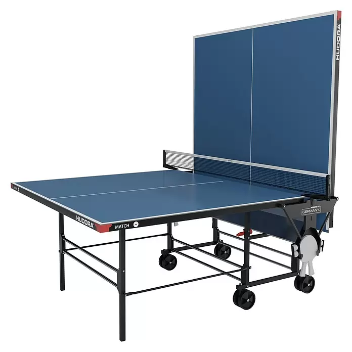 Hudora Tischtennisplatte Match - Blau - Blau-schwarzer Hudora Tischtennistisch, teilweise hochgeklappt, mit Netz und Rollen.