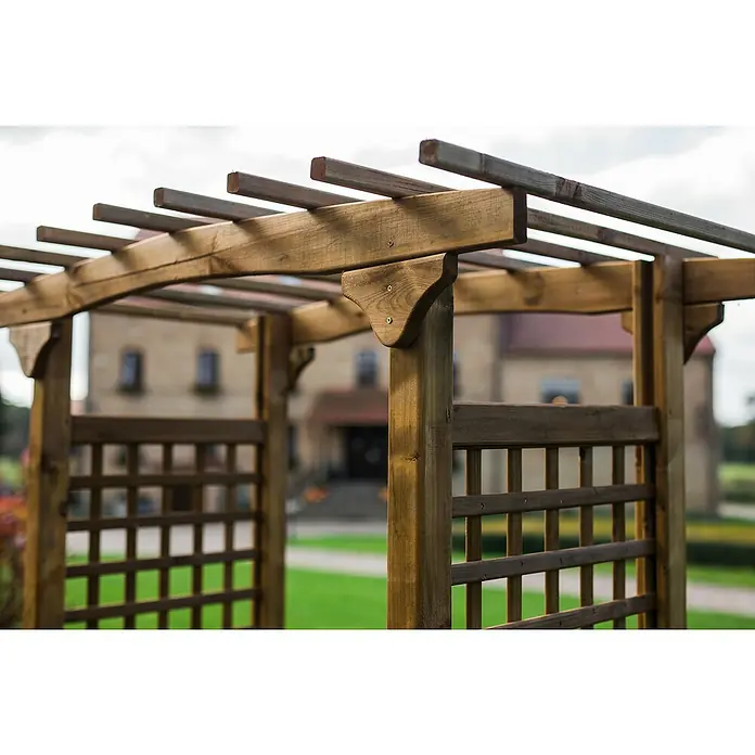 Pergola Straßburg - Durchgangsbreite: 100 cm, Höhe: 218 cm - Nahaufnahme einer Holzpergola im Garten, die einen charmanten Rahmen für Pflanzen bietet und durch ihre robuste Bauweise besticht.