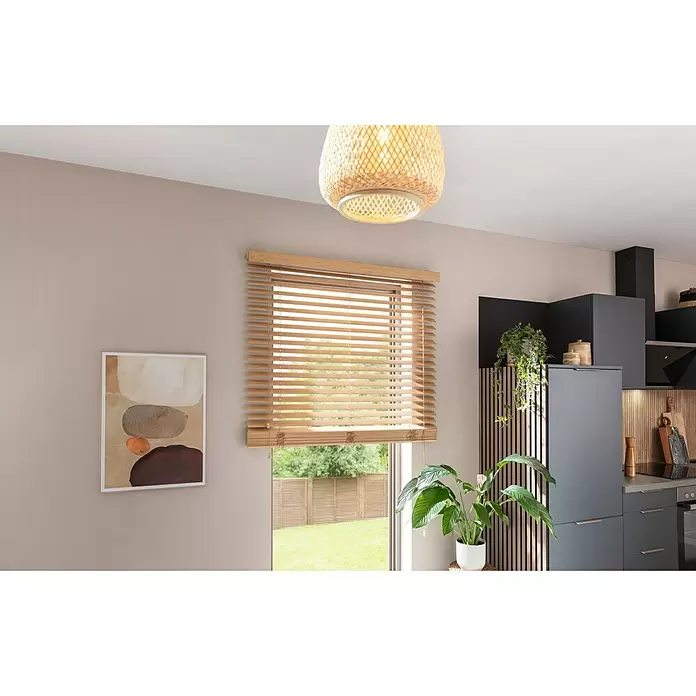 Jalousie Bambus - B x H: 105 x 240 cm, Natur, Holz - Helle Holzjalousie vor einem Fenster in einer modernen Küche. Lamellen sind offen.