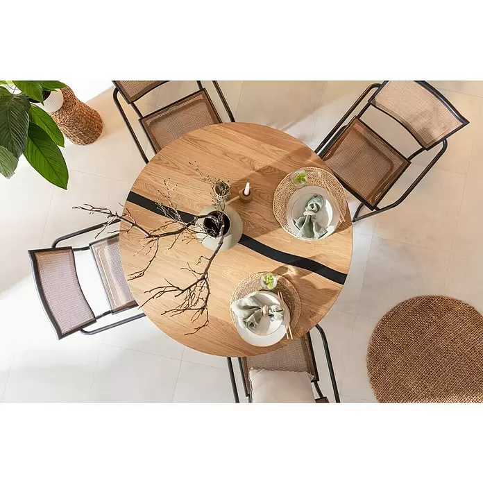Tisch-Set - Durchmesser: 38 cm, Natur - Ein runder Esstisch aus hellem Holz mit schwarzen Akzenten, umgeben von vier Stühlen, für eine Mahlzeit gedeckt.