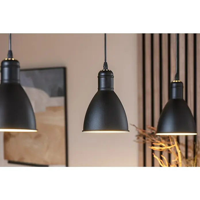 Eglo Priddy Pendelleuchte rund - Ø x H: 15,5 x 110 cm - Nahaufnahme von drei schwarzen Pendelleuchten, die ein warmes Licht abgeben und eine gemütliche Atmosphäre erzeugen.