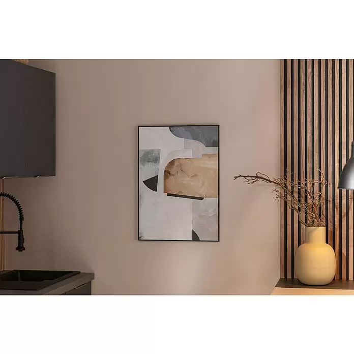 Reinders Bild Slim Frame Wood - Pebble Play, B x H: 50 x 70 cm - Ein gerahmtes, abstraktes Gemälde mit grauen, beigen, weißen und schwarzen Formen hängt an einer Wand in einer modernen Küche.
