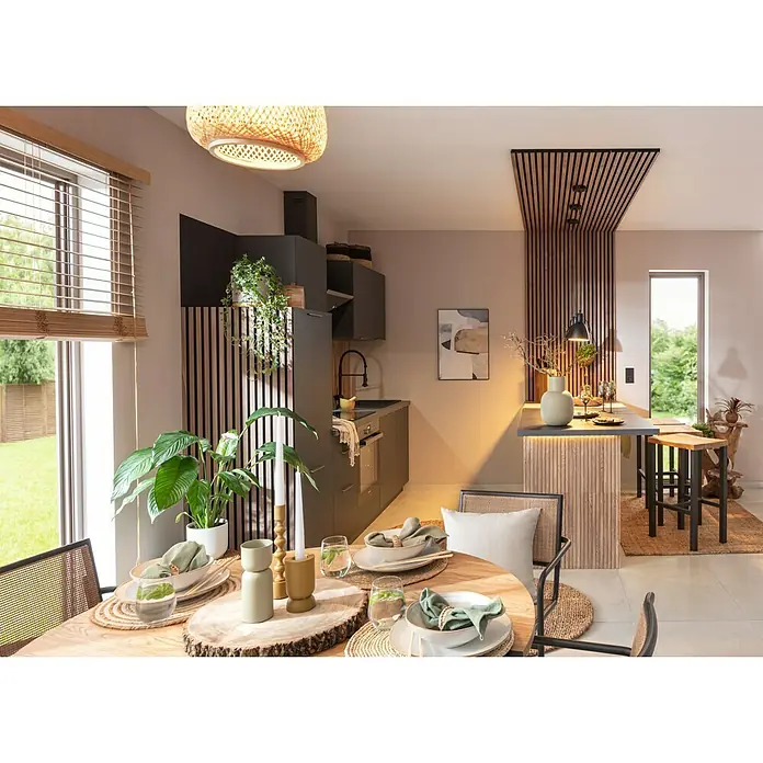 SCHÖNER WOHNEN-Farbe Wandfarbe Designfarbe - Weiches Strandbeige, Matt, 2,5 l, Konservierungsmittelfrei - Helle und moderne Küche mit Holztönen, Esstisch mit Geschirr und Pflanzen, stilvolle Beleuchtung für eine gemütliche Atmosphäre.