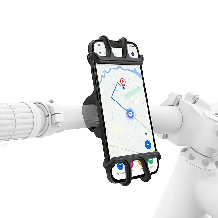 Hama Smartphone-Fahrradhalterung "Flexible" - Schwarz, 360 ° drehbar, Passend für: Geräte mit Breite 6-8 cm und Höhe 13-16 cm - Eine Handyhalterung am Lenker eines weißen Rollers mit einem Smartphone, das eine Navigationskarte anzeigt.