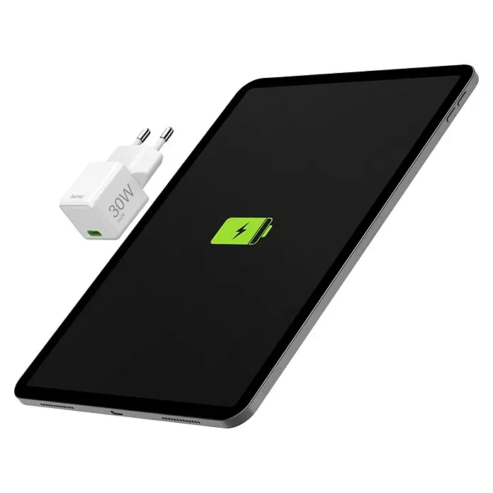Hama USB-Adapter Schnellladegerät - 30 W, Weiß, USB C-Stecker - Das Bild zeigt ein Tablet mit einem Ladesymbol auf dem Bildschirm und ein 30W Ladegerät daneben.