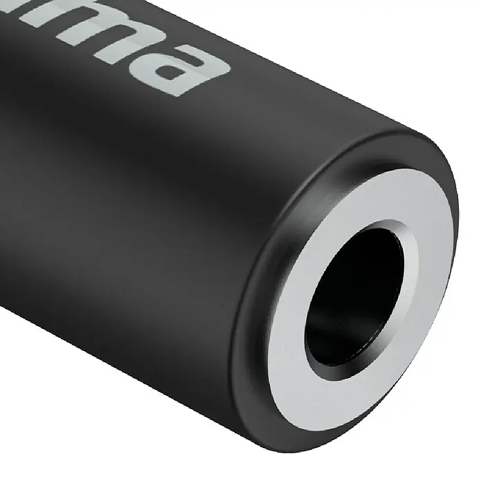Hama Audio-Adapter USB-C 90° Winkelstecker - Klinkenbuchse 3,5 mm - Nahaufnahme eines schwarzen Adapters mit silberfarbener Öffnung und dem Aufdruck "ma". Das Zubehörteil ist elegant und funktional.