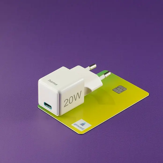 Hama USB-Adapter Schnellladegerät - 20 W, Weiß, USB C-Stecker - Hama 20W USB-C-Ladegerät neben einer gelb-grünen Girokarte auf einem lila Untergrund. Kompaktes und modernes Design.