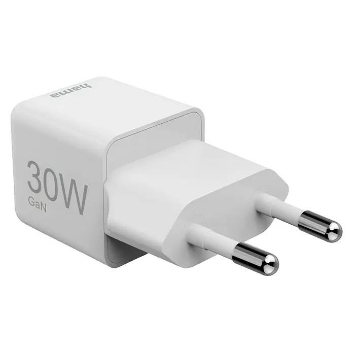 Hama USB-Adapter Schnellladegerät - 30 W, Weiß, USB C-Stecker - Nahaufnahme eines weißen Hama 30W GaN-Ladegeräts mit EU-Stecker auf schwarzem Hintergrund.