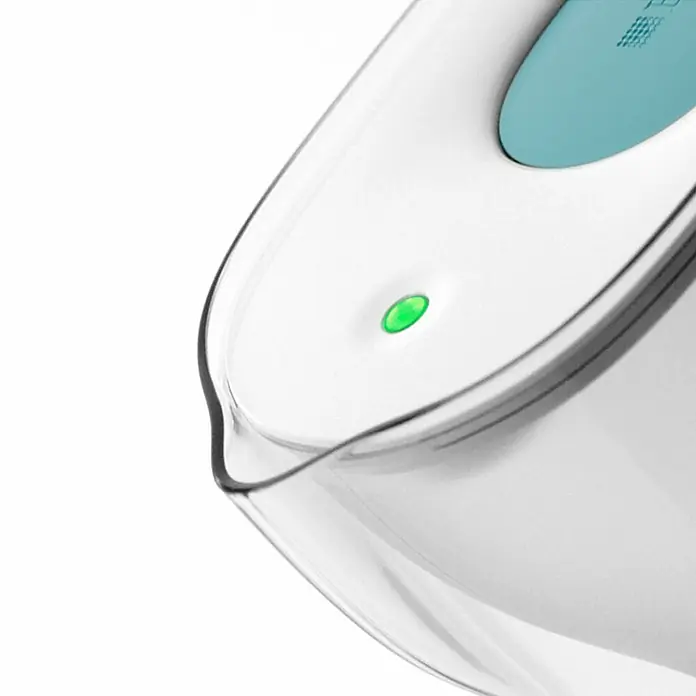 Brita Jarra filtrante Maxtra Pro - Capacidad volumétrica: 2,4 l, 1 ud., Transparente/Azul - Primer plano de una jarra con filtro de agua con indicador LED verde que garantiza agua potable limpia.