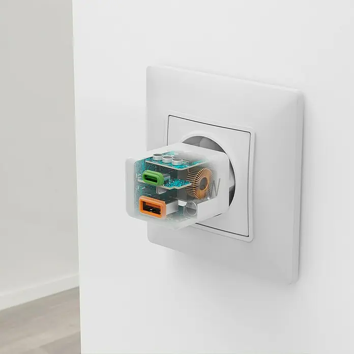 Hama USB-Adapter Schnellladegerät USB-C+A - Weiß, 20 W - Ein aufgeschnittener USB-C-Ladegerät steckt in einer weißen Steckdose und zeigt die internen Komponenten.