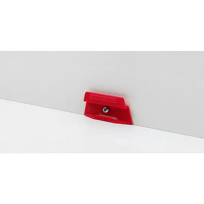 Parador Leistenclip - 24 Stk. - Nahaufnahme einer roten Regalbodenhalterung, die an einer weißen Oberfläche befestigt ist.