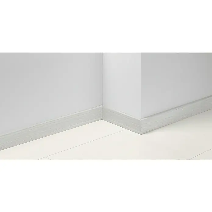 Parador Sockelleiste Eiche D146 - 220 cm x 16,5 mm x 70 mm, MDF - Eckansicht eines Raumes mit weißer Holzfußleiste, die einen sauberen und modernen Übergang zwischen Wand und Boden schafft.