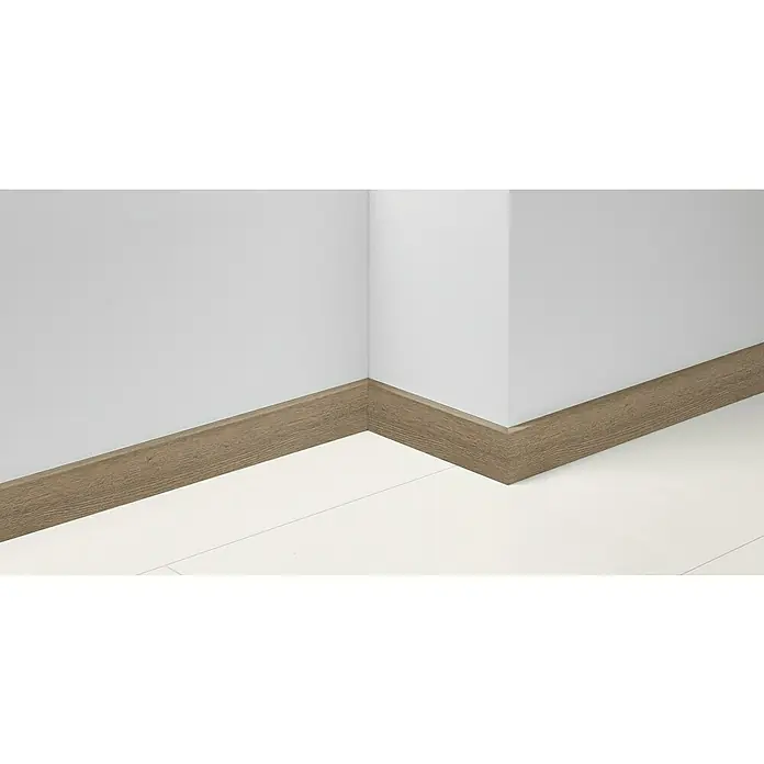 Parador Sockelleiste Eiche D088 - 220 cm x 16,5 mm x 70 mm, MDF - Detailaufnahme einer Wand mit einer montierten braunen Holzfußleiste, die einen sauberen Übergang zum Boden schafft.