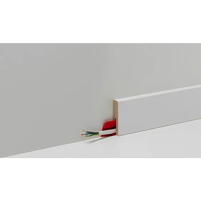 Parador Leistenclip - 24 Stk. - Eine Nahaufnahme von weißen Fußleisten mit Kabeln, die ordentlich und elegant im Sockelkanal verstaut sind.