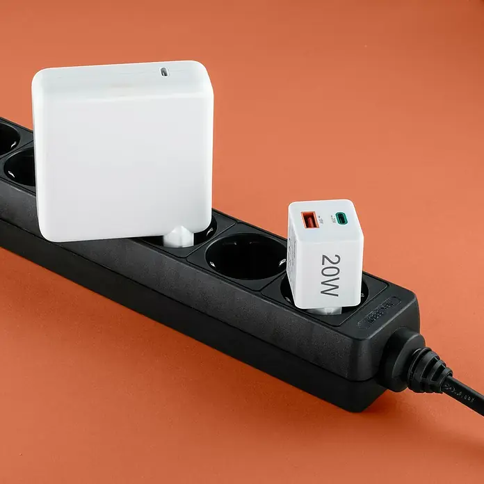 Hama USB-Adapter Schnellladegerät USB-C+A - Weiß, 20 W - Aufnahme einer Steckdosenleiste mit zwei eingesteckten weißen USB-Ladegeräten, die ein schnelles und effizientes Laden ermöglichen.