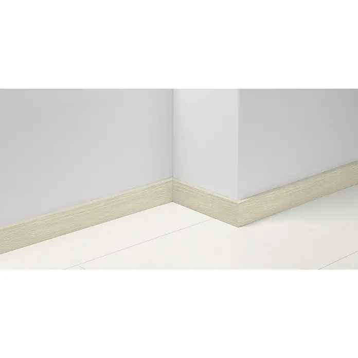 Parador Sockelleiste Eiche D090 - 220 cm x 16,5 mm x 70 mm, MDF - Detailaufnahme einer modernen, hellen Holzfußleiste, die den Übergang von der weißen Wand zum hellen Boden bildet und das elegante Design hervorhebt.