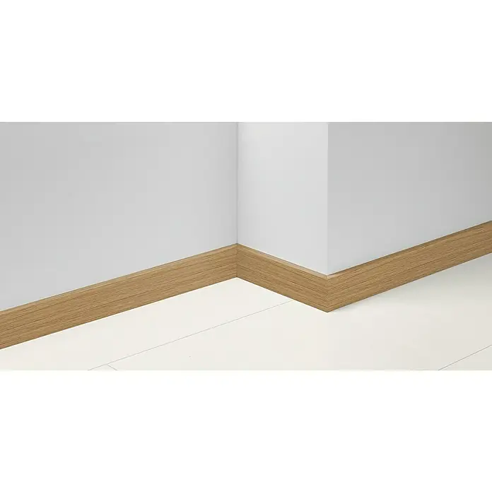 Parador Sockelleiste Eiche D094 - 220 cm x 16,5 mm x 70 mm, MDF - Ein detailreicher Blick auf eine hölzerne Fußleiste, die elegant zwischen weißer Wand und Boden abschließt. Sie verleiht dem Raum eine warme Note.