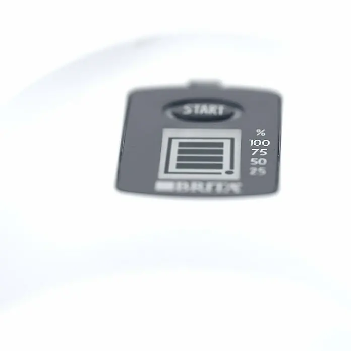 Brita Jarra filtrante Marella - Capacidad volumétrica: 2,4 l, 1 ud., Transparente/Blanco - Primer plano de un temporizador de filtro de agua Brita, que muestra el estado del filtro con una pantalla tipo batería y un botón de inicio.
