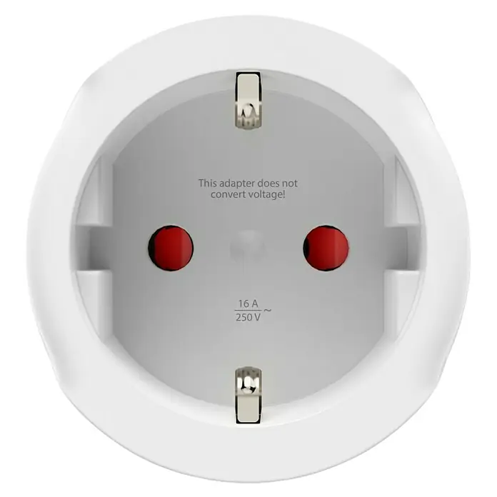 Hama Reiseadapter 3-polig, für England, Commonwealth und UK - Netzsteckertyp Reiseadapter: Typ G (BS 1363), Weiß - Nahaufnahme eines weißen Schuko-Adapters. Dieser Adapter konvertiert keine Spannung und ist für 16 A und 250 V ausgelegt.