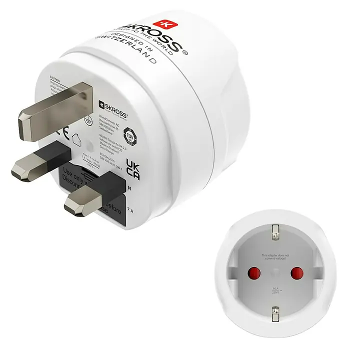 Hama Reiseadapter 3-polig, für England, Commonwealth und UK - Netzsteckertyp Reiseadapter: Typ G (BS 1363), Weiß - Nahaufnahme eines weißen SKROSS-Reiseadapters für Europa auf UK-Stecker, der sich ideal für Reisen eignet.