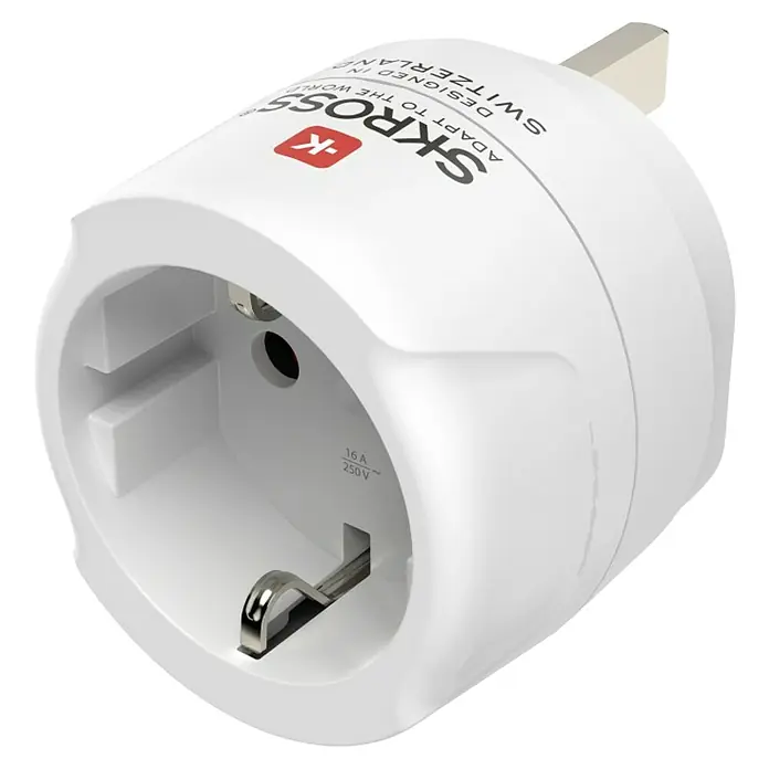 Hama Reiseadapter 3-polig, für England, Commonwealth und UK - Netzsteckertyp Reiseadapter: Typ G (BS 1363), Weiß - Nahaufnahme eines SKROSS-Reiseadapters für Schweizer Steckdosen, weiß und kompakt. Ideal für Reisende, die ihre Geräte sicher anschließen möchten.