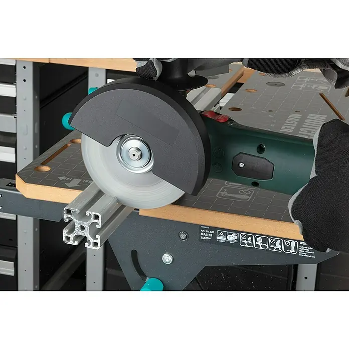 Wolfcraft Trennscheibe - Geeignet für: Aluminium, Durchmesser: 125 mm, Bohrung: 22,22 mm - Eine Nahaufnahme einer Handflex beim Schneiden eines Metallstücks, wobei der Fokus auf der Präzision und Kraft des Werkzeugs liegt.