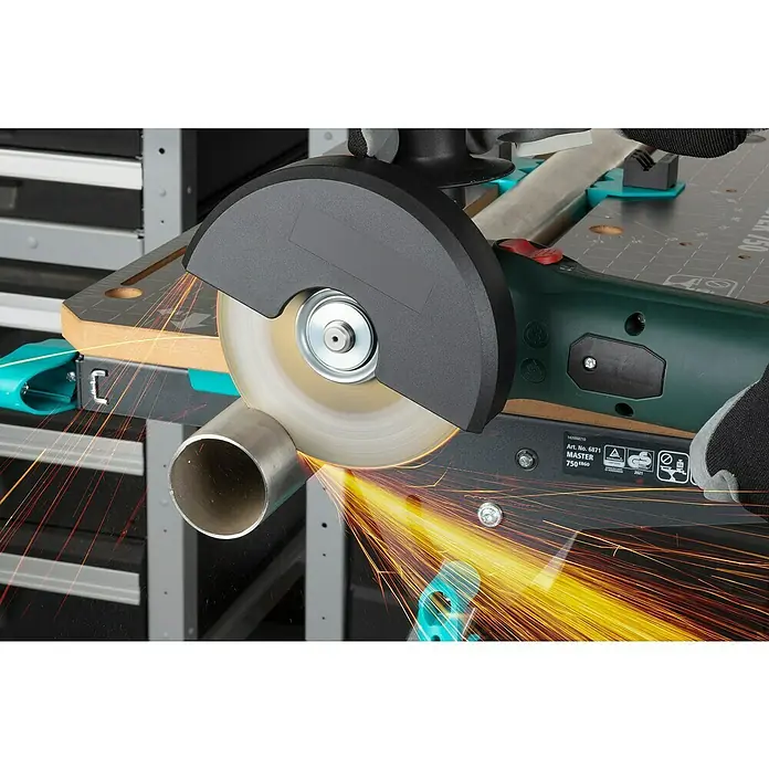 Wolfcraft Trennscheibe - Geeignet für: Stahl, Durchmesser: 125 mm, Bohrung: 22,22 mm - Eine Trennscheibe schneidet ein Metallrohr, wobei Funken fliegen. Die Maschine ist eine MASTER 750 ERGO von WOLFCRAFT.